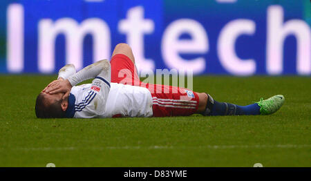 Fußball Bundesliga 34. Spieltag: Hamburger SV - Bayer 04 Leverkusen am 18.05.2013 in der Imtech-Arena ad Amburgo. Hamburgs Rafael van der Vaart liegt auf dem Platz. Foto: Axel Heimken/dpa (Achtung: Hinweis zur Bildnutzung! Die DFL erlaubt die Weiterverwertung von massima 15 Fotos (keine Sequenzbilder und keine videoähnlichen Fotostrecken) während des Spiels (einschließlich Halbzeit) aus dem Stadion und/oder vom Spiel im Internet und in Online-Medien. Uneingeschränkt gestattet ist die Weiterleitung digitalisierter Aufnahmen bereits während des Spiels ausschließlich zur internen redaktionellen B Foto Stock