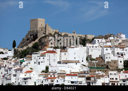 Antico castello moresco in città andalusa Olvera, Spagna Foto Stock