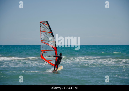 Windsurf e Kitesurf a beach Marbella, Spagna. Foto Stock