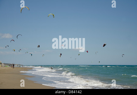 Windsurf e Kitesurf a beach Marbella, Spagna. Foto Stock