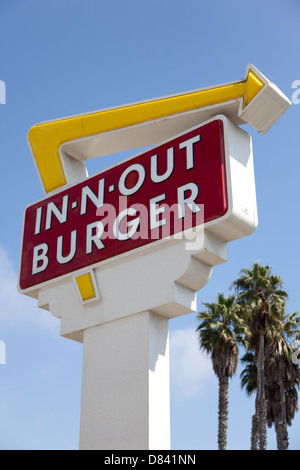 L'In-n-out burger segno con un cielo sfondo blu Foto Stock