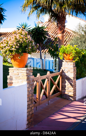 Cortile meridionale. Ingresso alla casa residenziale a giornata di sole Foto Stock