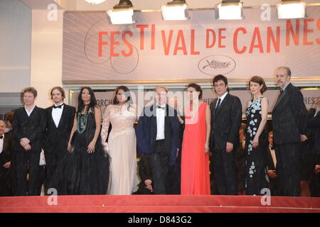 Cannes, Francia. 18 Maggio, 2013. (L-R) Mathieu Amalric, Danny Mooney, Michelle tordi, Misty Upham, direttore Arnaud Desplechin, Cultura francese il ministro Aurelie Filippetti, attore Benicio del Toro, attrice Gina McKee e scrittore Kent Jones assistere alla premiere di 'Jimmy P. (Psicoterapia di indiani delle pianure)' al Palais des Festivals durante la 66annuale di festival di pellicola di Cannes il 18 maggio 2013 a Cannes, Francia. (Immagine di credito: credito: Federico Injimbert/ZUMAPRESS.com/Alamy Live News) Foto Stock