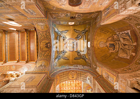 PALERMO - Aprile 9: soffitto della navata laterale della Cattedrale di Monreale. La chiesa è un meraviglioso esempio di architettura normanna. Foto Stock