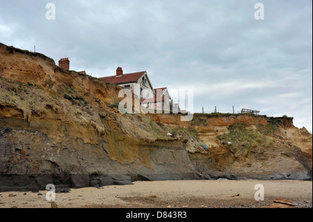 Case sul ciglio della scogliera a Happisburgh in Norfolk dimostrando livelli di erosione lungo la costa est. Foto Stock