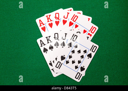 Carte da poker con royal flush combinazione sul panno verde Foto Stock