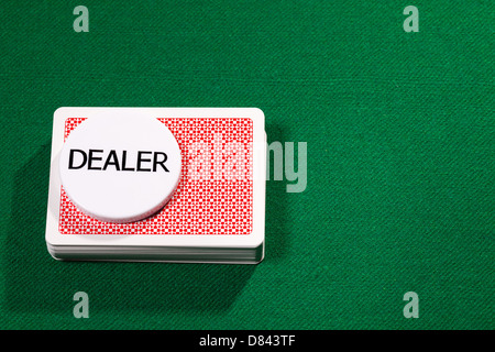 Poker carte con chip del concessionario sul panno verde Foto Stock