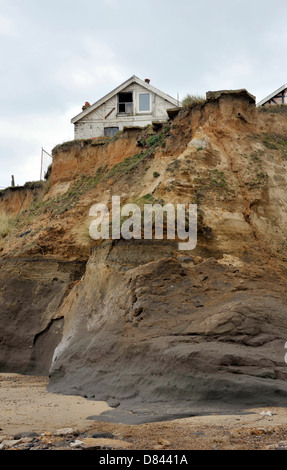 Una casa sul ciglio della scogliera a Happisburgh in Norfolk che è incline alla erosione costiera. Foto Stock