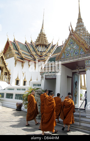 Gruppo di i monaci tailandesi a piedi all'interno del Grand Palace tempio a Bangkok , Thailandia. Foto Stock