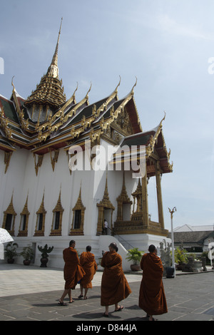 Gruppo di i monaci tailandesi a piedi all'interno del Grand Palace tempio a Bangkok , Thailandia. Foto Stock