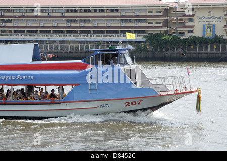 Chao Phraya Express barca servizio di trasporto lungo il Fiume Chao Phraya a Bangkok , Thailandia Foto Stock