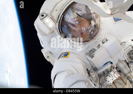 Stazione Spaziale Internazionale Expedition 35 astronauta Tom Marshburn conduce uno spazio a piedi per ispezionare e sostituire una pompa scatola centralina sulla Stazione spaziale internazionale di gran lunga a traliccio porta perdite di liquido di raffreddamento di ammoniaca 11 maggio 2013. Due gli astronauti della NASA ha preso parte alla 5 ore, 30 minuti a piedi dello spazio e riparato con successo la perdita. Foto Stock