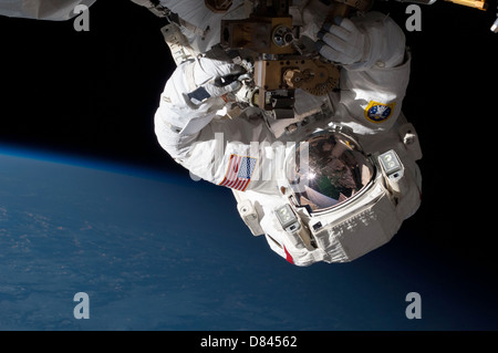 Stazione Spaziale Internazionale Expedition 35 astronauta Chris Cassidy conduce uno spazio a piedi per ispezionare e sostituire una pompa scatola centralina sulla Stazione spaziale internazionale di gran lunga a traliccio porta perdite di liquido di raffreddamento di ammoniaca 11 maggio 2013. Due gli astronauti della NASA ha preso parte alla 5 ore, 30 minuti a piedi dello spazio e riparato con successo la perdita. Foto Stock