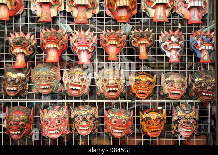 Maschere Balinese in vendita in un negozio di Wat Pho tempio a Bangkok , Thailandia Foto Stock