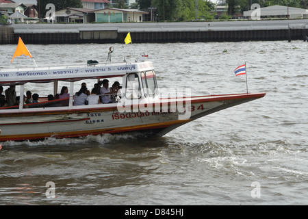 Chao Phraya Express barca servizio di trasporto lungo il Fiume Chao Phraya a Bangkok , Thailandia Foto Stock