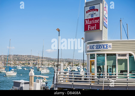 Marine Stazione di rifornimento di carburante in Newport Beach. Foto Stock