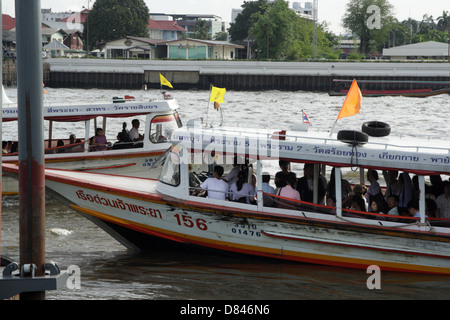 Chao Phraya Express barca servizio di trasporto lungo il Fiume Chao Phraya a Bangkok , Thailandia Foto Stock