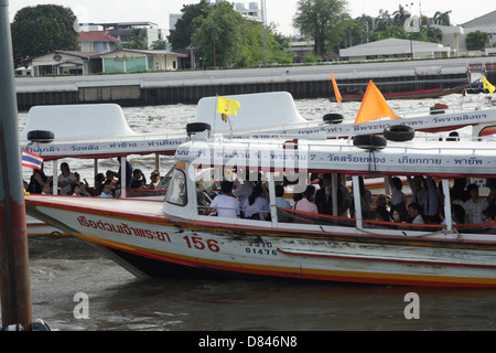 Chao Phraya Express barca servizio di trasporto lungo il Fiume Chao Phraya a Bangkok , Thailandia Foto Stock