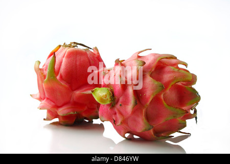 Vivaci e brillanti drago rosso frutto isolato su bianco Foto Stock