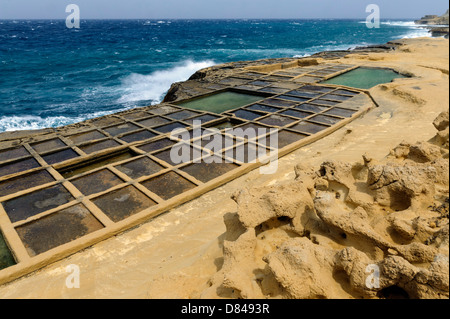 Saline dal 18.c,. Vicino a Qbajjar di Gozo, Malta Foto Stock