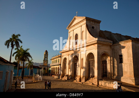 Torre campanaria del Convento de San Francisco e la chiesa della Santa Trinità sulla piazza Plaza Mayor in Trinidad, Cuba, Foto Stock