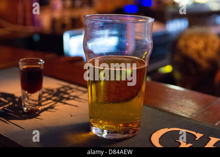 Colpo di patron tequila e una pinta di birra Foto Stock