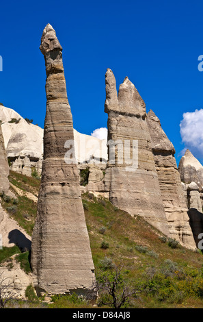 Tuff formazioni rocciose o di Camini di Fata in Love Valley vicino a Uchisar, Cappadocia, Turchia Foto Stock