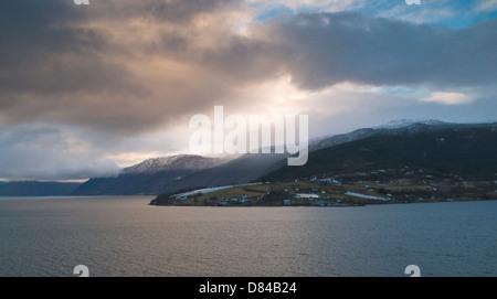 Sun sta per rompersi inizio giornata sulla Norvegia Meteo montagna vela verso il basso per una buona vita in mare fino al fiordo Ray Boswell Foto Stock