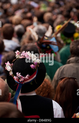 Morris dancers stand tra la folla all'alba nel maggio del mattino, Oxford, per ascoltare il coro canta da Magdalen Tower. Foto Stock