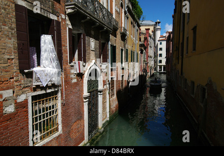 Uno dei tanti piccoli canali di Venezia, Italia Foto Stock