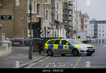 Hove SUSSEX REGNO UNITO 19 Maggio 2013 - Polizia sulla scena di un omicidio in cui un uomo è stato ucciso in Hove Foto Stock