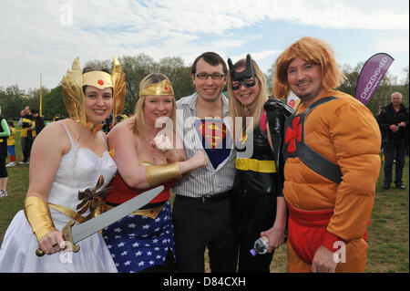 Regents Park, London, Regno Unito. Il 19 maggio 2013. Un gruppo di amici in costumi alla carità super eroe della fun run in Regents Park. Super eroe della Fun Run attraverso Regents Park, corridori vestiti come supereroi eseguire 5k e 10k per una varietà di beneficenza. Credito: Matteo Chattle/Alamy Live News Foto Stock