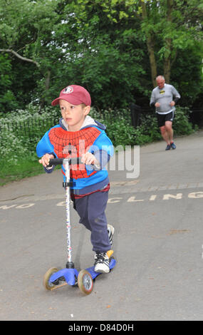 Regents Park, London, Regno Unito. Il 19 maggio 2013. Supereroi di tutte le età in funzione alla gara di carità super eroe della fun run in Regents Park. Super eroe della Fun Run attraverso Regents Park, corridori vestiti come supereroi eseguire 5k e 10k per una varietà di beneficenza. Credito: Matteo Chattle/Alamy Live News Foto Stock