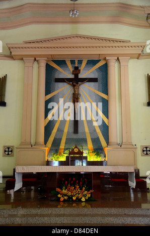 L'altare della Chiesa con Cristo crocifisso Foto Stock