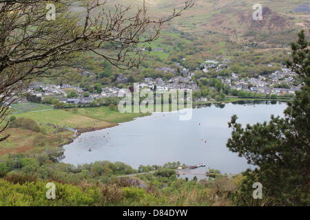 Snowdonia Slateman Triathlon, Llanberis, Gwynedd, il Galles, il 19 maggio 2013. Gli atleti di nuoto un corso di Llyn Padarn, Llanberis il primo stadio del popolare Slateman Triathlon. Credito: Rebecca Coles/Alamy Live News Foto Stock