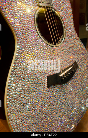 Tennessee, Nashville. Country Music Hall of Fame. Taylor Swift bejeweled rhinestone chitarra. Foto Stock