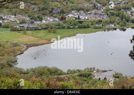 Snowdonia Slateman Triathlon, Llanberis, Gwynedd, il Galles, il 19 maggio 2013. Gli atleti di nuoto un corso di Llyn Padarn, Llanberis il primo stadio del popolare Slateman Triathlon. Credito: Rebecca Coles/Alamy Live News Foto Stock