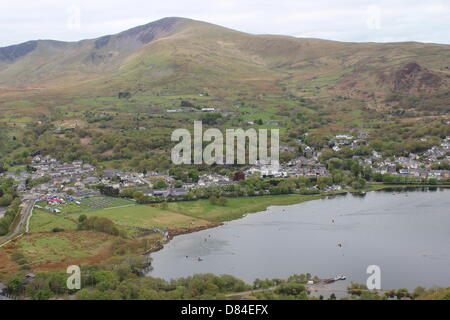 Snowdonia Slateman Triathlon, Llanberis, Gwynedd, il Galles, il 19 maggio 2013. Gli atleti di nuoto un corso di Llyn Padarn, Llanberis il primo stadio del popolare Slateman Triathlon. Credito: Rebecca Coles/Alamy Live News Foto Stock