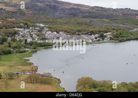 Snowdonia Slateman Triathlon, Llanberis, Gwynedd, il Galles, il 19 maggio 2013. Gli atleti di nuoto un corso di Llyn Padarn, Llanberis il primo stadio del popolare Slateman Triathlon. Credito: Rebecca Coles/Alamy Live News Foto Stock
