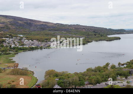 Snowdonia Slateman Triathlon, Llanberis, Gwynedd, il Galles, il 19 maggio 2013. Gli atleti di nuoto un corso di Llyn Padarn, Llanberis il primo stadio del popolare Slateman Triathlon. Credito: Rebecca Coles/Alamy Live News Foto Stock
