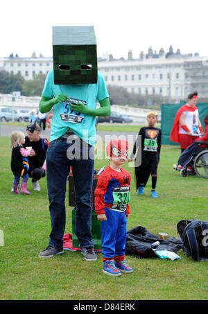 Hove SUSSEX REGNO UNITO 19 Maggio 2013 - i concorrenti pronti a centinaia di persone tra cui i bambini hanno preso parte oggi nella eroi annuale eseguire questo esercizio in aiuto di passare in Africa . Le gare sono oltre 5K o 10k lungo il lungomare Hove con uno più corto per i bambini più piccoli fotografia scattata da Simon Dack Foto Stock