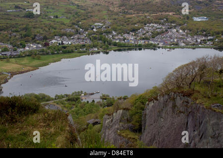 Snowdonia Slateman Triathlon, Llanberis, Gwynedd, il Galles, il 19 maggio 2013. Gli atleti di nuoto un corso di Llyn Padarn, Llanberis il primo stadio del popolare Slateman Triathlon. Credito: Rebecca Coles/Alamy Live News Foto Stock