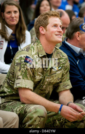 Sua Altezza Reale il principe Harry del Galles orologi il Marine Corps Silent Drill Platoon eseguire in occasione della cerimonia di apertura del guerriero ferito Giochi 2013 Maggio 11, 2013 in Colorado Springs, CO. Foto Stock