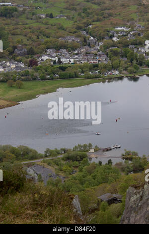 Snowdonia Slateman Triathlon, Llanberis, Gwynedd, il Galles, il 19 maggio 2013. Gli atleti di nuoto un corso di Llyn Padarn, Llanberis il primo stadio del popolare Slateman Triathlon. Credito: Rebecca Coles/Alamy Live News Foto Stock