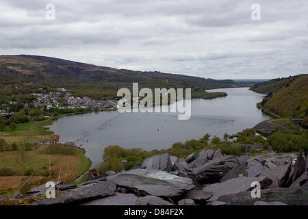 Snowdonia Slateman Triathlon, Llanberis, Gwynedd, il Galles, il 19 maggio 2013. Gli atleti di nuoto un corso di Llyn Padarn, Llanberis il primo stadio del popolare Slateman Triathlon. Credito: Rebecca Coles/Alamy Live News Foto Stock
