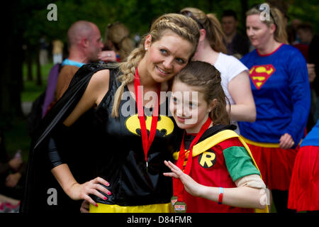 Londra, Regno Unito. Il 19 maggio 2013. Londra REGNO UNITO. Una madre e figlia vestita come Batman e Robin ricevere medaglie dopo il completamento di un supereroe esecuzione in Regents Park per raccogliere fondi per beneficenza. Credito; Amer Ghazzal/Alamy Live News Foto Stock