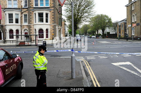 Hove SUSSEX REGNO UNITO 19 Maggio 2013 - Polizia sulla scena di un omicidio in cui un uomo è stato ucciso in Hove Foto Stock