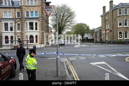 Hove SUSSEX REGNO UNITO 19 Maggio 2013 - Polizia sulla scena di un omicidio in cui un uomo è stato ucciso in Hove Foto Stock