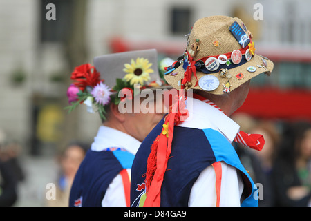 East Suffolk Morris ballerini Westminster Morris uomini Giorno della Danza 2013 in Trafalgar Square a Londra Foto Stock