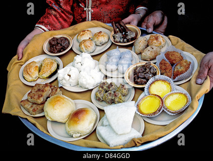 Vari piatti cinesi di gustosa cucina Cantonese dim sum sono serviti da un grande vassoio per alimenti in un ristorante di Chinatown a Los Angeles, California, USA. Foto Stock